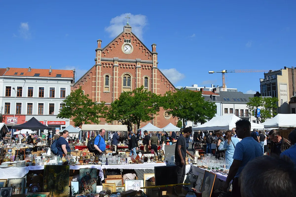 Place du Jeu de Balle Flea Market