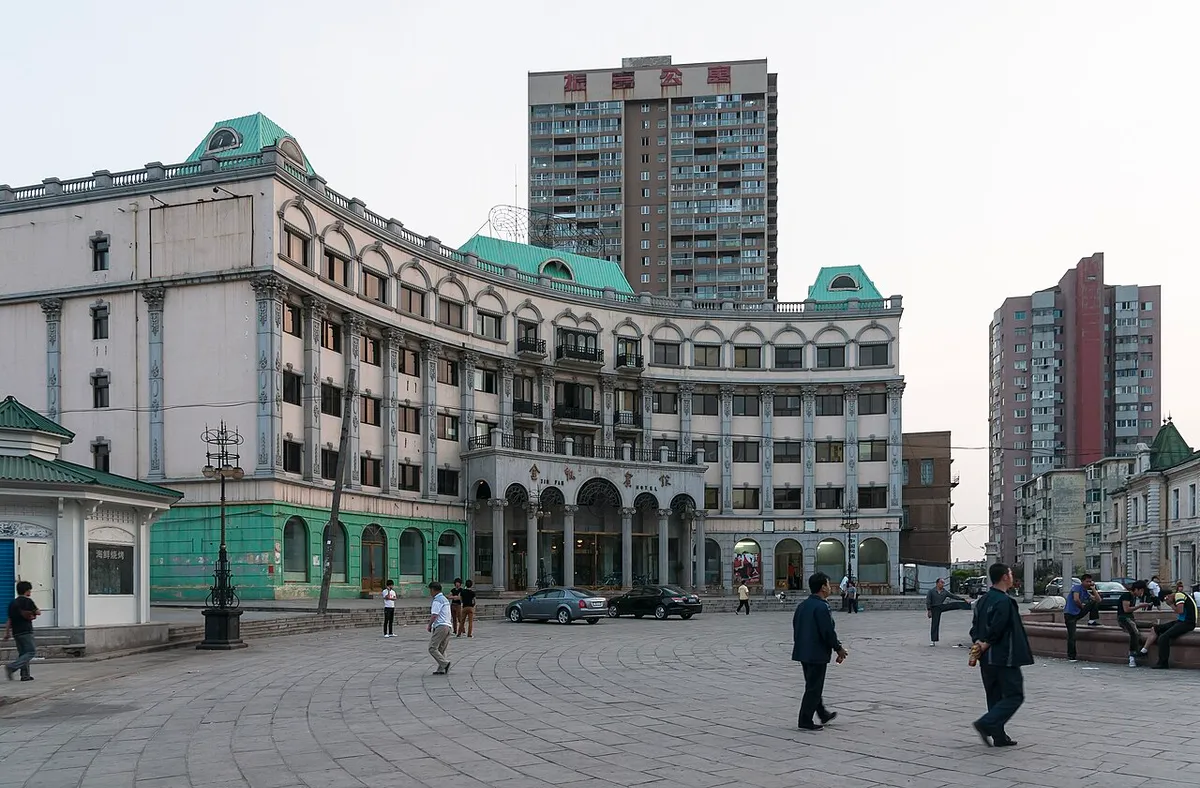 Russian Street (E Luo Si Feng Qing Jie)